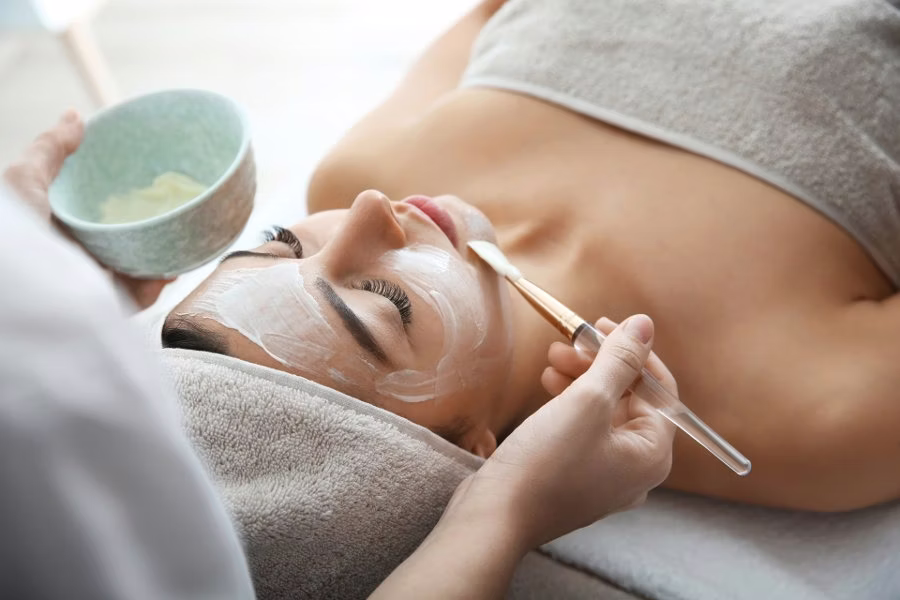 Relaxing Steam: We use gentle steam to soften the skin and open the pores, preparing them for a smooth treatment.